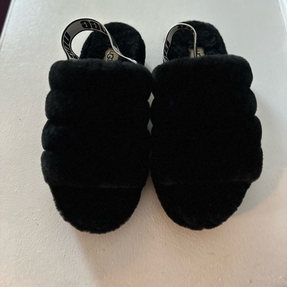 Women’s size 9 Black Ugg sandal with strap. - Picture 7 of 9